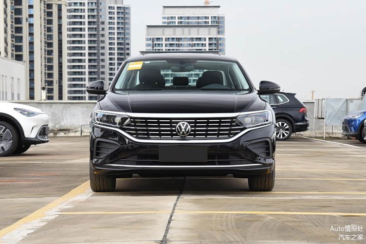 售价18.83万起,上汽大众帕萨特出众款上市,价格下调,配置不变