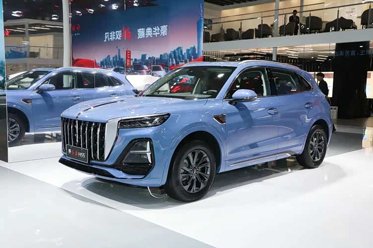 新红旗hs5采用红旗家族化的造型风格,直瀑式的格栅,中间红旗旗标灯都