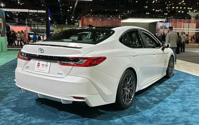 实拍全新美版凯美瑞造型动感时尚搭载25l混动节能又环保