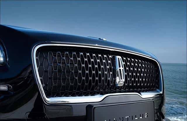 在售车型的设计思路;金属质感极强的蜂窝式进气格栅是林肯的重要标志