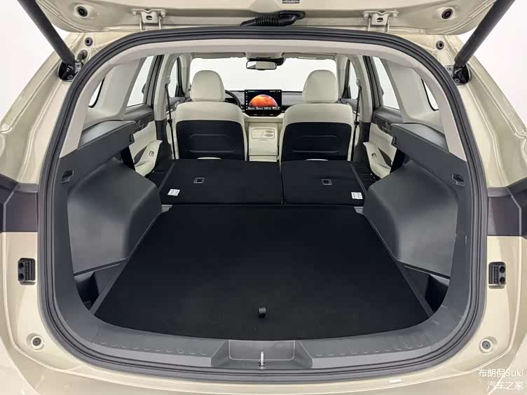 全车拥有30处车内储物空间后备箱容积560l后排座椅支持4/6比例放倒