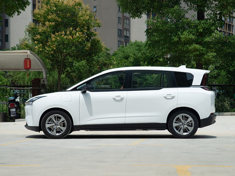 一汽奔腾nat 续航401公里,配54千瓦时磷酸铁锂电池