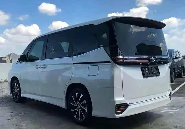 综上所述,丰田voxy作为一款面向刚需家庭的车型,在价格,设计,空间及