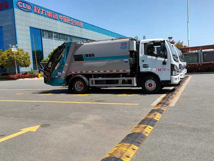东风多利卡7方压缩垃圾车,后装挂桶垃圾清运车