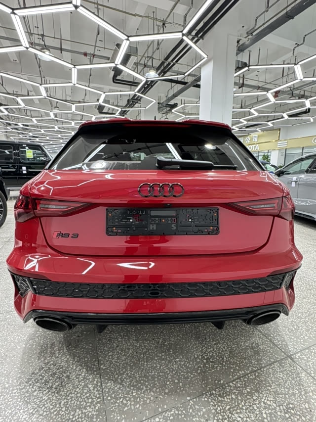 23款奥迪rs3 2.5t欧版 红/黑82万
