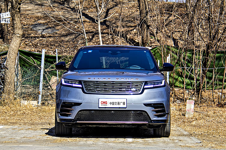 揽胜星脉被冠以"最美路虎"之称,迷人的车身比例设计,再配合灯组的装饰