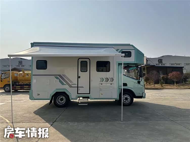 居家感十足2798万的福田轻卡房车进门就有大炕和独立厨卫