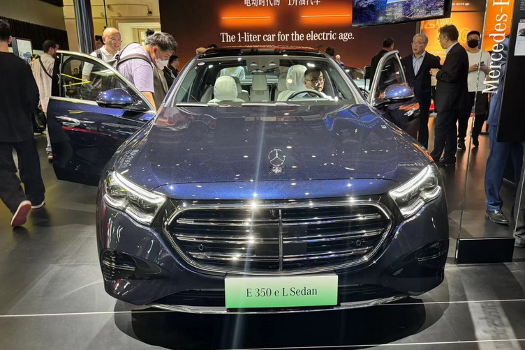 奔驰在北京车展,发布了新款e级长轴插混版