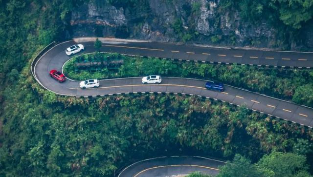 系統的加持可以讓車輛在複雜的路況下平穩通過,在天門山的連續彎道中