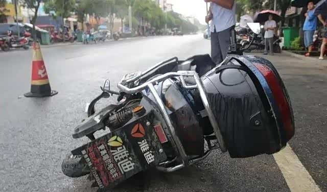 不小心把电动车主撞伤了是先报保险还是先垫钱搞错顺序要吃亏