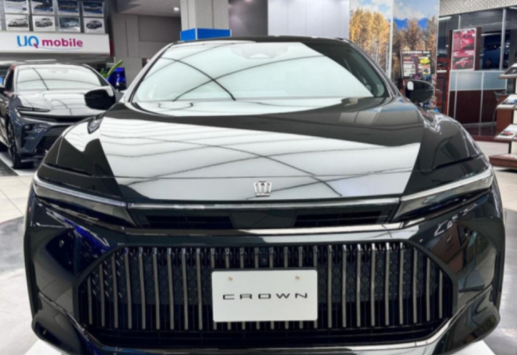 丰田皇冠sedan王者归来重塑旗舰轿车新标杆