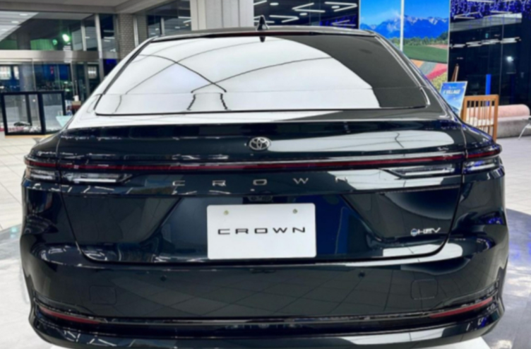 丰田皇冠sedan王者归来重塑旗舰轿车新标杆