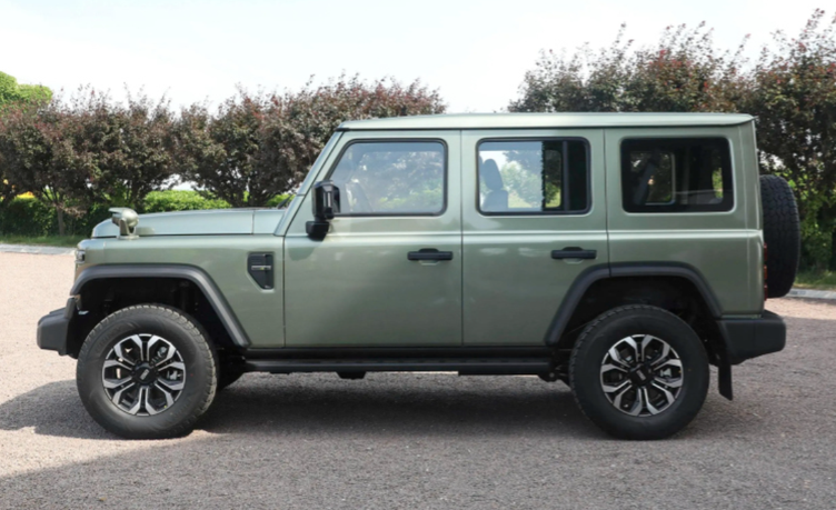 军绿色外观!全新北汽制造212亮相,两把锁 多种越野模式可选择