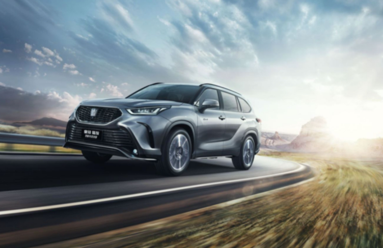 新款一汽丰田皇冠陆放上市,售价28.48万-33.28万元