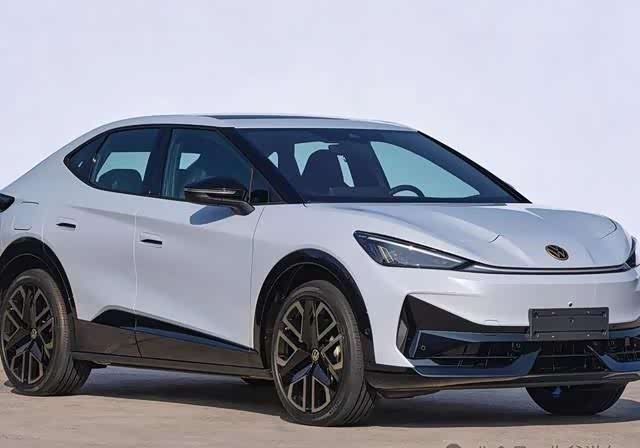 大众4s店:6月底上新suv!大溜背 金色车标,比id.4更高级