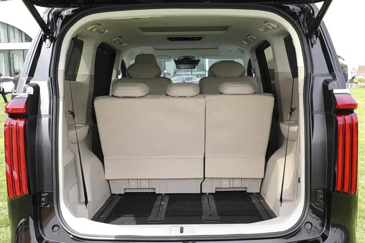 4米mpv,二三排共轨,搭1.5t插混 四驱,配沙发 冰箱