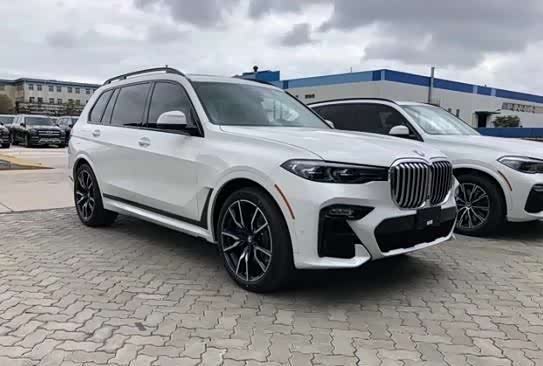 2020款宝马x5采用大量热轧低合金高强度组合钢结构,有效地减轻了车辆