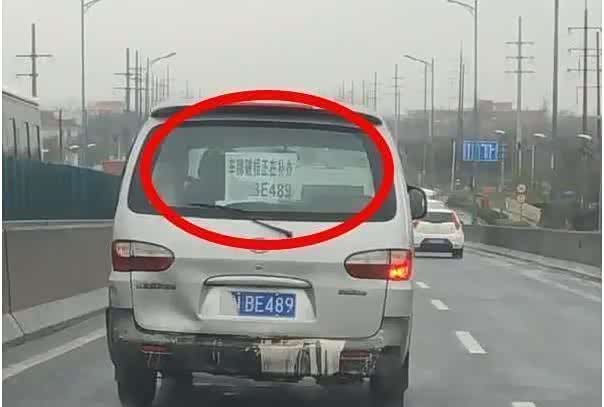 原来这一个江淮车主的车牌已经被水泥给遮挡住了,但是他完全没有去