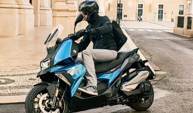 bmw最骄傲的一款踏板机车,宝马c400x试驾测评,性能堪比跨骑车!