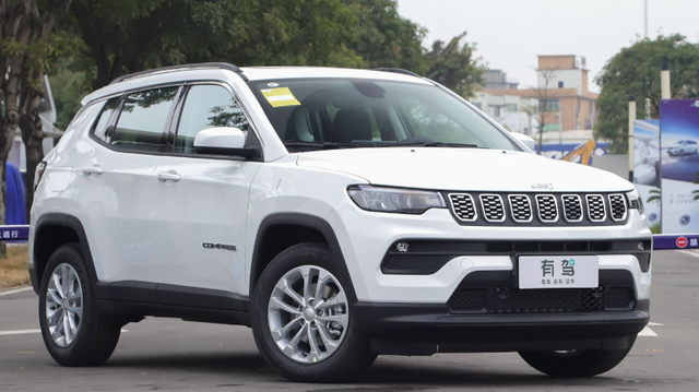 jeep指南者搭载适时四驱,保留家族式七孔格栅,采用led光源