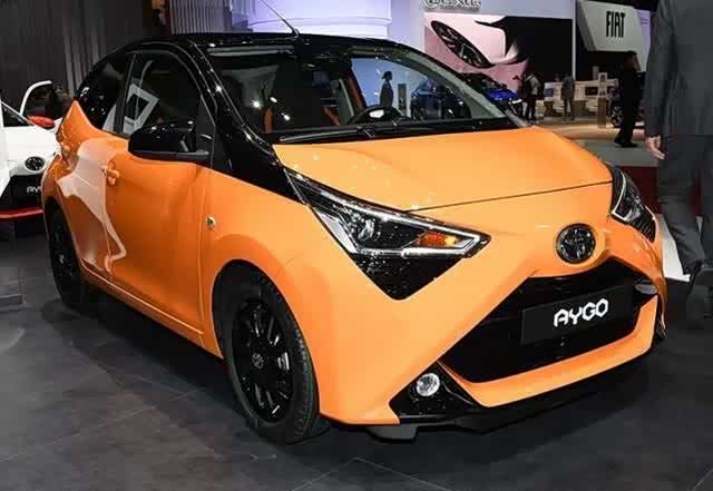 从车头看,aygo这款微型车就透露着充足的个性化效果.