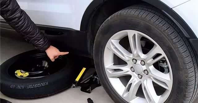 高速上突然爆胎!停车换轮胎会被扣分罚款?交警:这样做