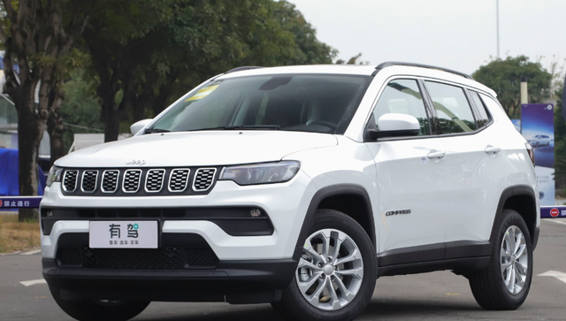 jeep指南者搭载适时四驱,保留家族式七孔格栅,采用led光源