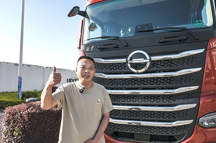 如今,陈才平的北京重卡追梦牵引车已经陪伴他半年有余,不论是运营中的