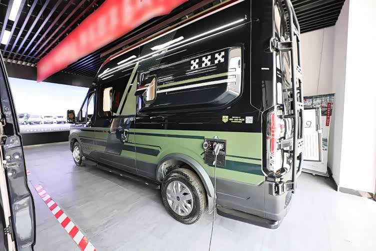 国产双人旅行房车"天花板"!福特t8底盘 2米双人床,评瑞弗r900