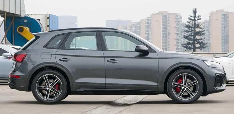 奥迪sq5家族全新亮相,中型suv的性能之选