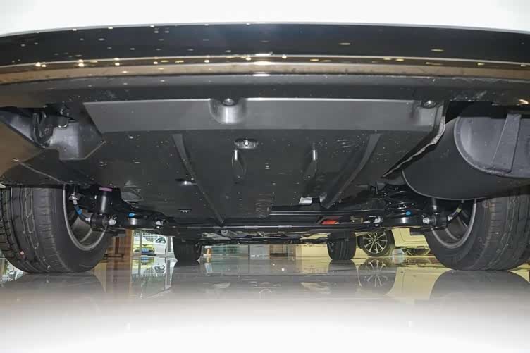 3l,实用又靠谱,轴距2米7,雷凌双擎e 能不能买?