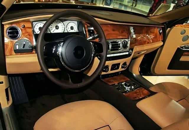 再来看一下劳斯莱斯幻影在内饰方面的设计,劳斯莱斯内饰设计几乎可以