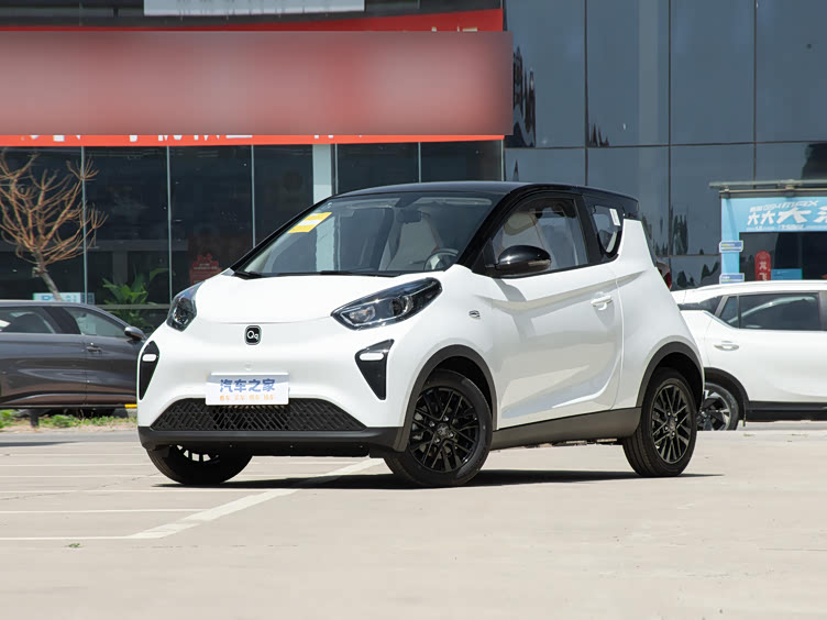 全封闭式设计,棱角分明的线条突出其独特性,中部镶嵌着显著的奇瑞品牌