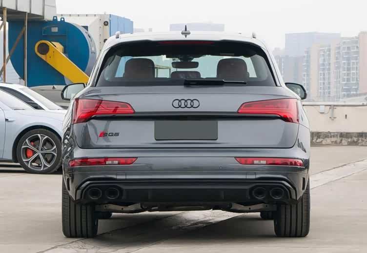 奥迪sq5家族全新亮相,中型suv的性能之选