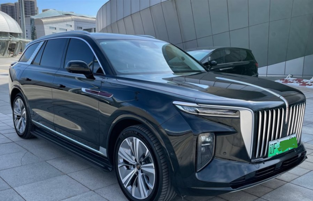 花67万买红旗高端suv,出仓库遇"大哥库里南",车主心中美滋滋