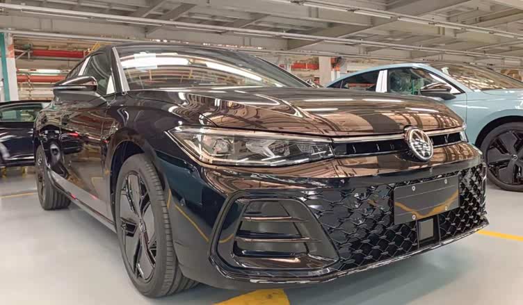 全新大众帕萨特无伪实车现身,外观调整,车长超5米,配1.5t/2.0t