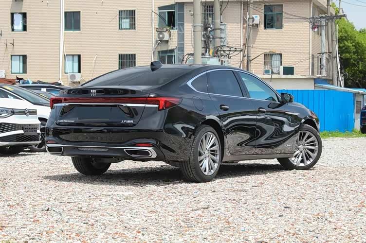 别克君越降至15万级,车长近5米,配30英寸大屏,难道不香?