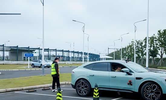 从容应对高速,城区多场景,阿维塔11智驾首秀强悍实力_车家号_发现车