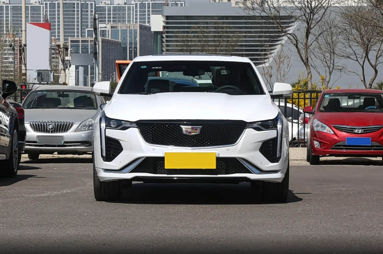 凯迪拉克再次内卷,优惠超5万,入门211马力,实拍凯迪拉克ct4