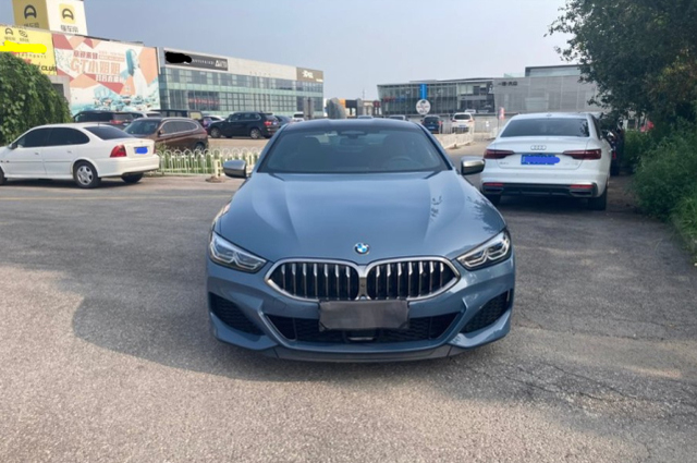 这辆蓝色的宝马840i是北京一位小伙花了115万元买的,据悉这是2019款