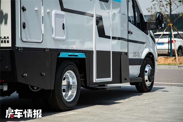 30万级房车的性价比之王!两室一厅水电高配,长途旅行告别酒店