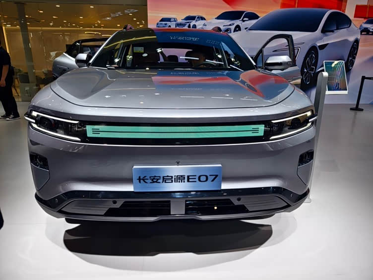 如果说封闭式前脸在新能源车中还算常见,那么可显示信息的贯穿式灯组