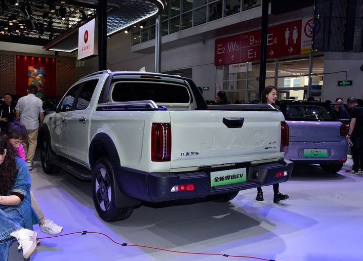 流水转向灯和分体式大灯,车头造型在皮卡车型中属于非常前卫的类型