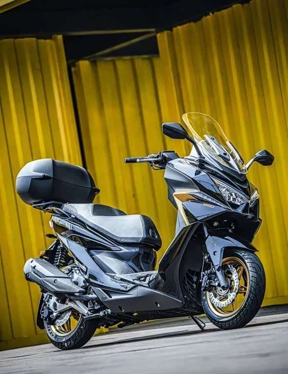 光阳赛艇st250纪念版上市:售价26999元的豪华踏板车