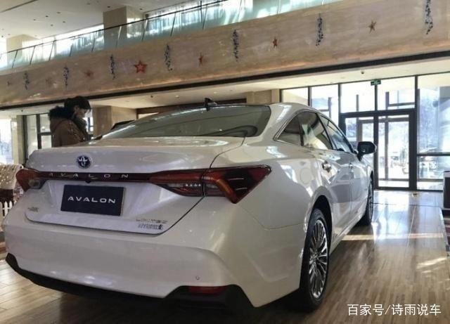 4s店迎来首台丰田亚洲龙白色实车,销售:价格一定给你惊喜