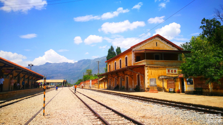 这条滇越铁路建成于二十世纪初,穿碧色寨而过，红瓦黄墙法式风格的碧色寨火车站便成为铁路线上的贸易枢纽。