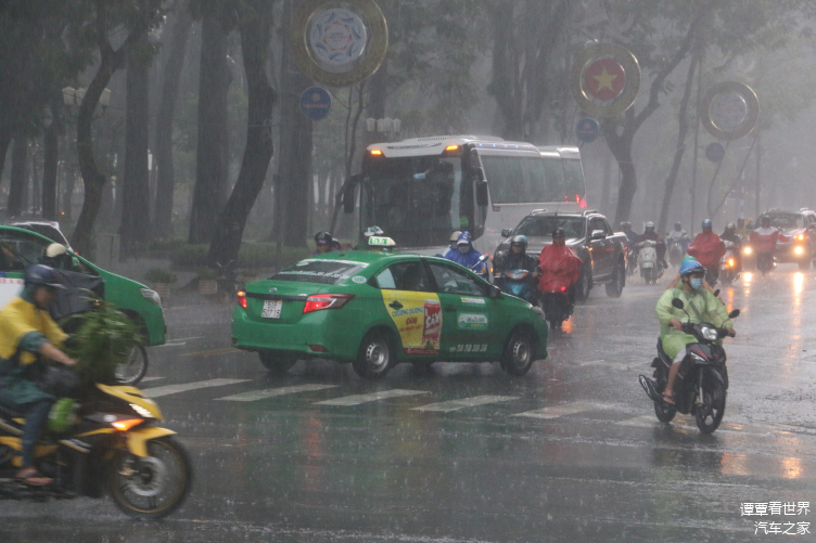 下雨的胡志明市街道