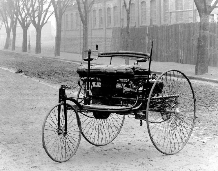 世界上第一辆车奔驰Patent Motorwagen可以说是汽车的鼻祖，他使用的就是这种车轮。
