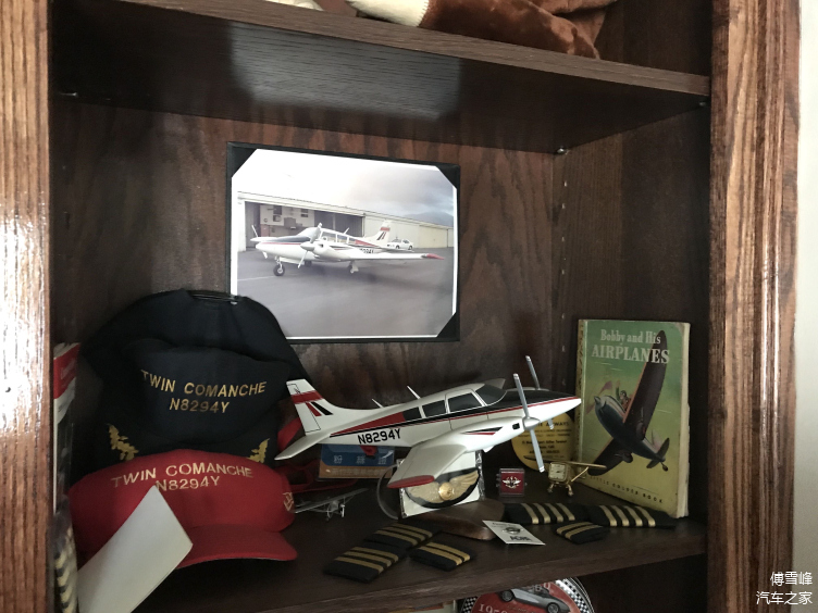 ▲Barry第二架飞机的模型和照片，以及与飞行有关的小物品