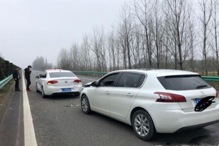 2016年11月8日早晨在湖北武黄高速公路鄂州段发生了一起标致追尾大众事故